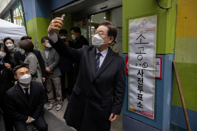 이재명 더불어민주당 대선 후보가 4일 서울 중구 소공동 주민센터에서 사전투표를 마친 뒤 인증샷을 촬영하고 있다. /성형주 기자