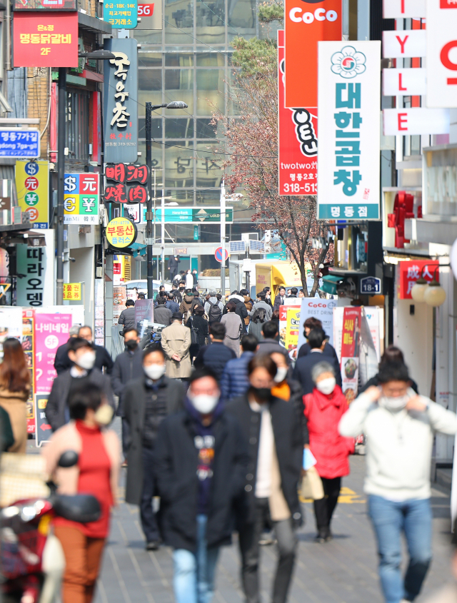 정부가 5일부터 오는 20일까지 적용되는 새로운 거리 두기 방침을 발표한 4일 서울 명동에서 시민들이 점심 식사를 위해 이동하고 있다. 연합뉴스