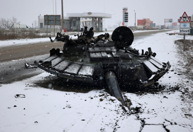 우크라이나군의 공격으로 러시아군 탱크가 불에 탄 모습. /EPA 연합뉴스