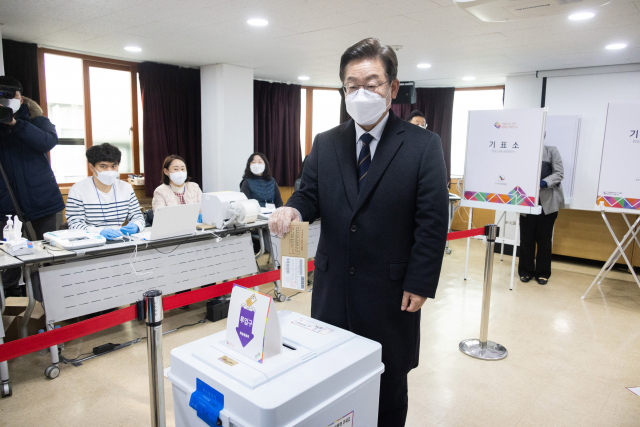 이재명 더불어민주당 대선후보가 4일 오전 서울 중구 소공동 사전투표소에서 투표를 하고 있다./성형주기자