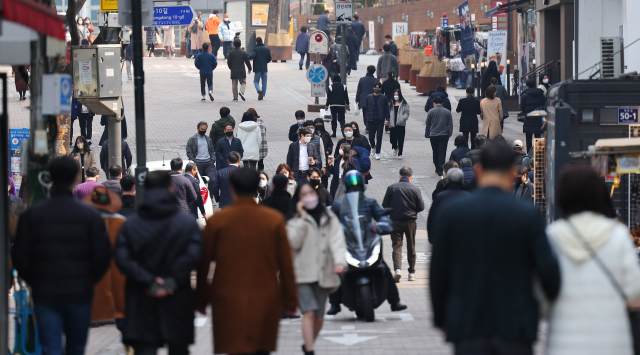 4일 서울 명동에서 시민들이 점심 식사를 위해 이동하고 있다. 연합뉴스