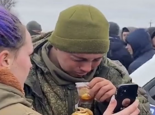 3일(현지 시간) 우크라이나에서 전투를 벌이다 붙잡힌 러시아 군인이 우크라이나 주민의 휴대폰으로 자신의 어머니와 영상통화를 하던 도중 울음을 터뜨리고 있다. 그의 손에는 우크라이나 주민이 건넨 빵과 과자가 들려 있다. 트위터 캡처