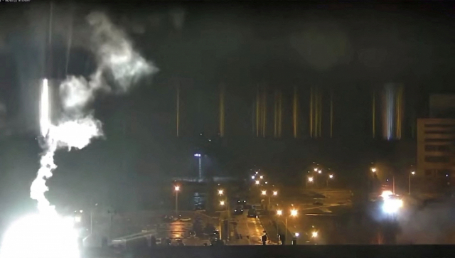 4일(현지 시간) 러시아군의 포격을 받은 우크라이나 자포리자 원자력발전소 단지의 훈련 건물이 불타고 있다. 로이터연합뉴스