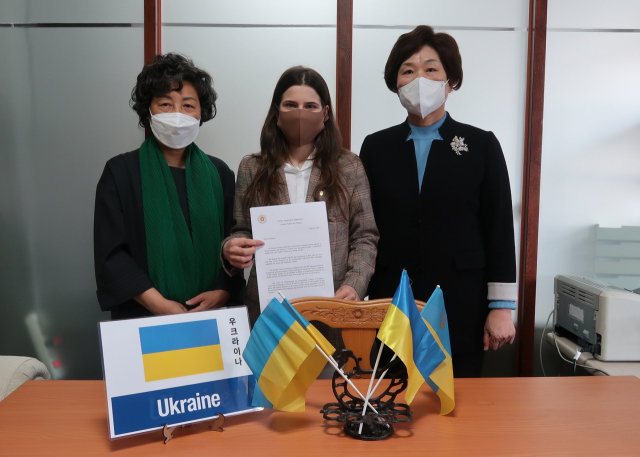 대한간호협회는 주한 우크라이나 대사관을 방문해 기부금과 위로와 지지의 뜻이 담긴 서한을 전달했다.사진 제공=대한간호협회