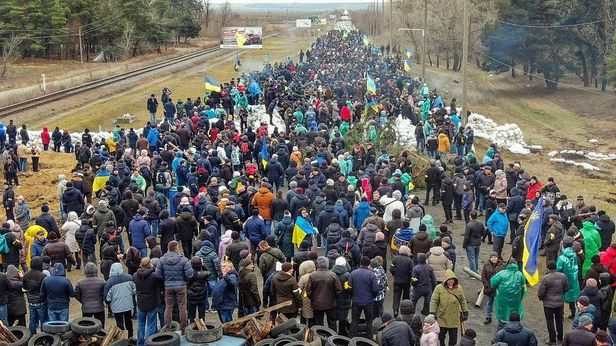 바리케이드를 만들고 있는 우크라이나 주민들/olex_scherba 트위터 캡처