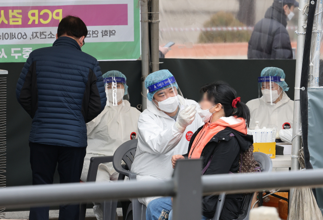 코로나19 임시 선별검사소에서 시민들이 신속항원검사를 받고 있다. /연합뉴스