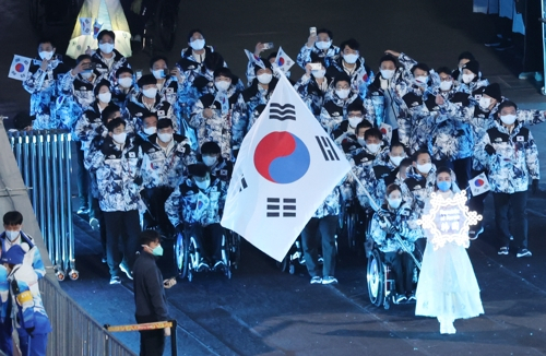 4일 오후 중국 베이징 국립경기장에서 열린 2022 베이징 패럴림픽 개회식에서 대한민국 선수단이 태극기를 앞세우고 35번째로 입장하고 있다. /연합뉴스