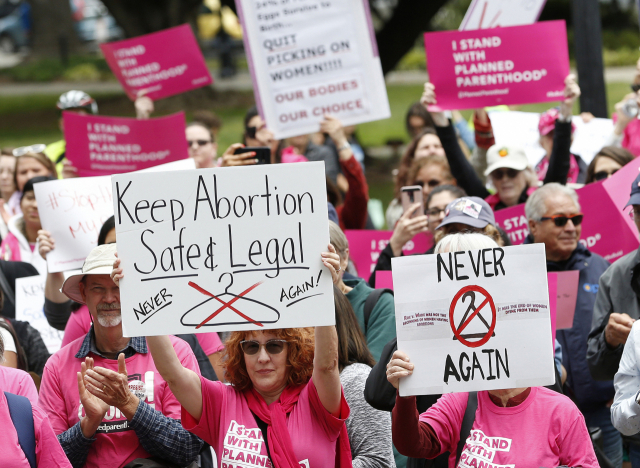 지난 2019년 5월 21일 캘리포니아 새크라멘토 주 국회의사당에서 낙태할 수 있는 권리를 지지하는 집회가 열렸다./AP 연합뉴스