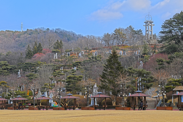 성씨 조형물이 세워진 대전 뿌리공원.