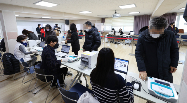 [속보]대선 사전투표 둘째날 투표율, 오전 11시 현재 23.36%