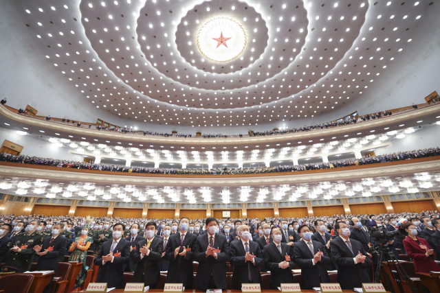 중국 베이징 인민대회당에서 5일 개막한 제13기 전국인민대표대회(전인대) 제5차 회의에서 참석자들이 박수를 치고 있다. 신화연합.