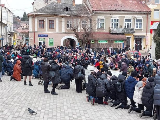 샤쿤의 장례식장에서 무릎을 꿇고 추모하는 우크라이나 시민들.