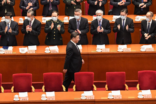 시진핑 중국 국가주석이 4일 중국 베이징 인민대회당에서 열린 중국인민정치협상회의(정협) 개막식에 참석하기 위해 입장하자 대표단이 박수를 치고 있다. AFP연합.