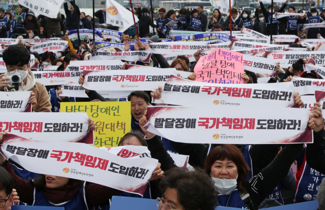 ‘발달장애 자녀’ 돌봄의 굴레서 부모 살인자로 내모는 돌봄노동