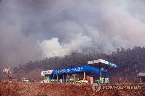 울진 산불이 울진읍의 가스충전소 인근으로 번지면서 아찔한 상황이 연출되고 있다./연합뉴스