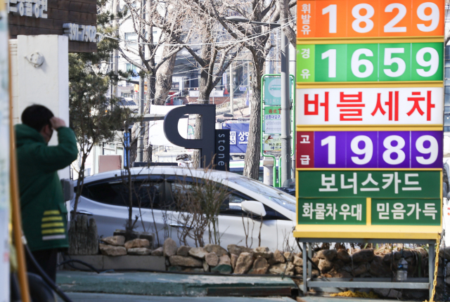 지난 26일 한국석유공사 유가정보사이트 오피넷에 따르면 이달 넷째 주 주유소 휘발유 판매 가격은 전주보다 21.4원 오른 리터(L)당 1천739.8원으로 집계됐다. 사진은 27일 오후 서울 시내 주유소 모습.연합뉴스