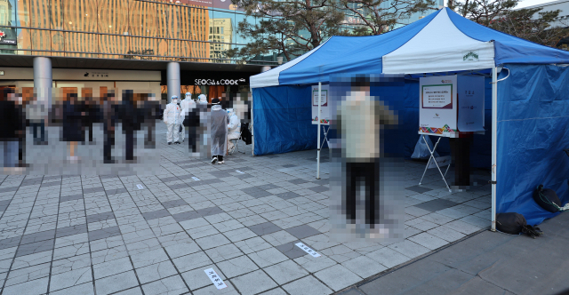 5일 서울역 앞 임시기표소에서 코로나19 확진·격리자들이 사전투표를 하고 있다. / 연합뉴스