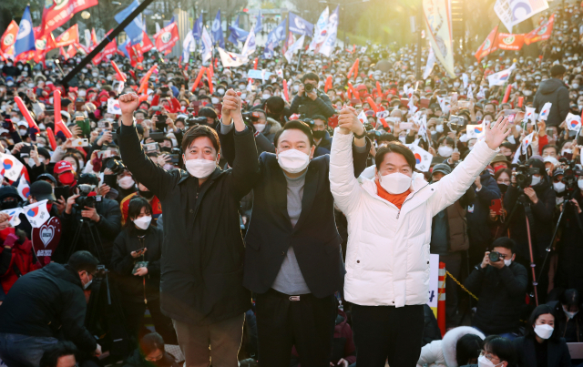 윤석열 국민의힘 대선 후보가 5일 저녁 서울 광진구 어린이대공원 후문 광장에서 이준석 대표, 국민의당 안철수 대표와 함께 공동 유세를 하고 있다. /연합뉴스