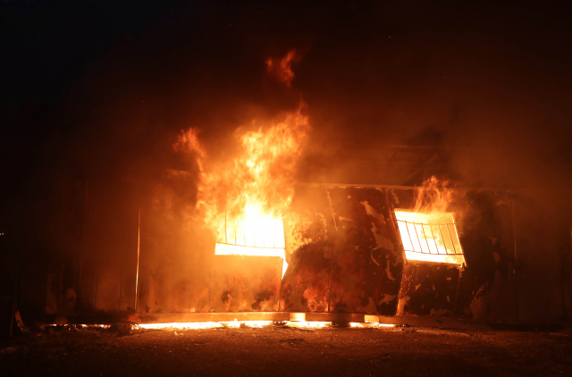 5일 경북 울진군 북면 일대에서 산불이 번져 한 주택이 불길에 휩싸여 있다. 연합뉴스