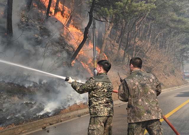공군 18전투비행단 장병들이 5일 강원도 강릉지역에 발생한 산불을 진화하고 있다. 사진 제공=공군