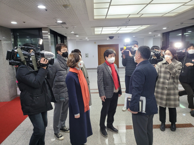 6일 경기도 과천시 중앙선거관리위원회를 찾은 국민의힘 행안위원 김웅·김은혜·유경준·이영 의원 등이 선관위 관계자를 만나 항의하고 있다./사진=유경준 의원 페이스북