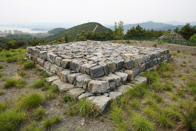 강원도기념물로 지정된 동해 어달산 봉수대는 고려시대 여진족의 침입에 대비해 만들어졌고, 조선시대까지 사용됐다. /사진제공=문화재청
