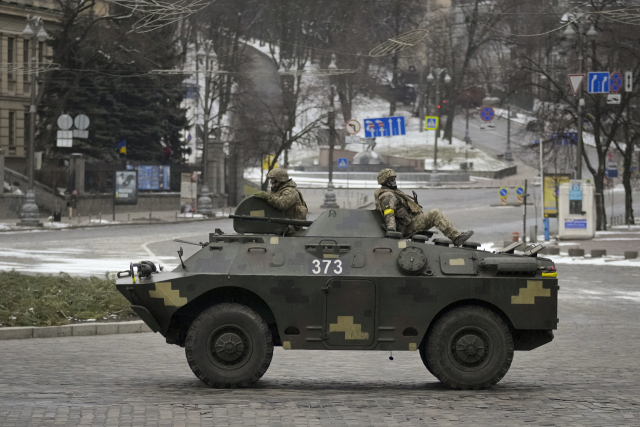 1일(현지시간) 우크라이나 수도 키이우에서 텅 빈 도로를 군인들이 장갑차를 타고 달리고 있다./연합뉴스