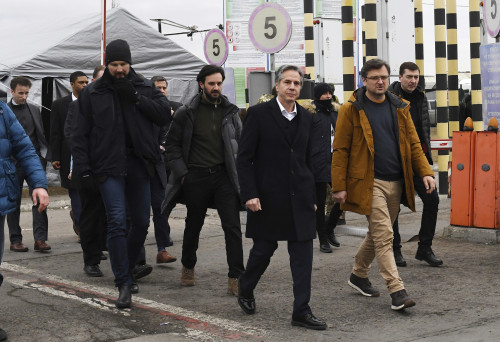 토니 블링컨(오른쪽 세번째) 미 국무장관이 드미트로 쿨레바 우크라이나 외무부 장관과 회담 후 걷고 있다. AP연합뉴스