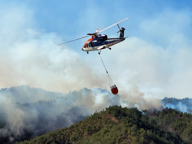 6일 오전 강원 삼척시 원덕읍 월천리에서 산불이 계속되는 가운데 진화헬기가 불을 끄기 위해 물을 실어나르고 있다. 삼척시 제공