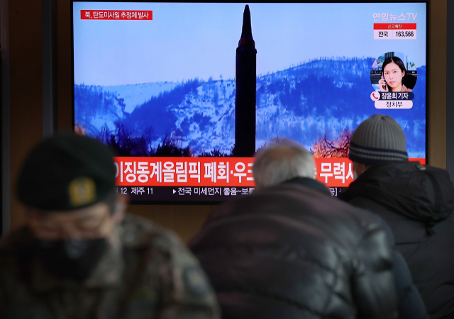 지난달 27일 서울역 대합실에 시민들이 북한 탄도미사일 추정 발사체 발사 뉴스를 시청하고 있다./연합뉴스