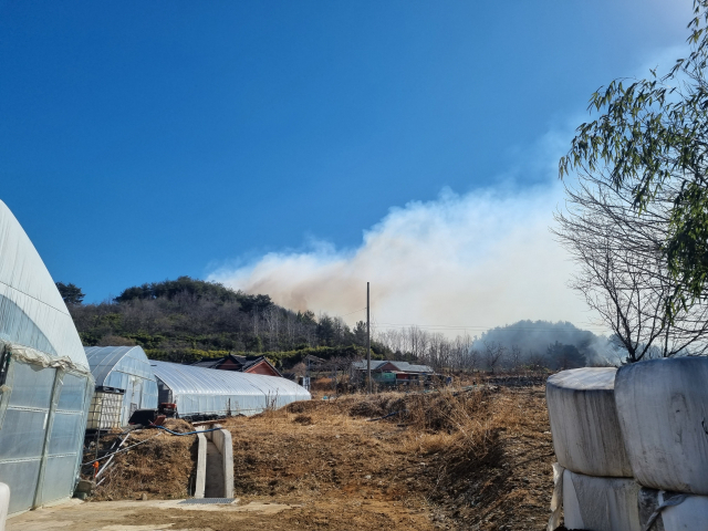 6일 강원도 삼척시 원덕읍 월천리의 한 마을 뒷산에서 화재로 인한 연기가 발생하고 있다. 사진(삼척)=박홍용 기자