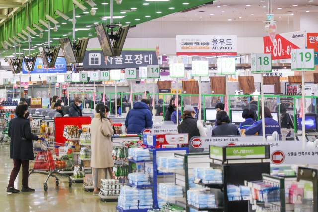 서울 시내 대형마트에서 시민들이 장을 보는 모습. /연합뉴스