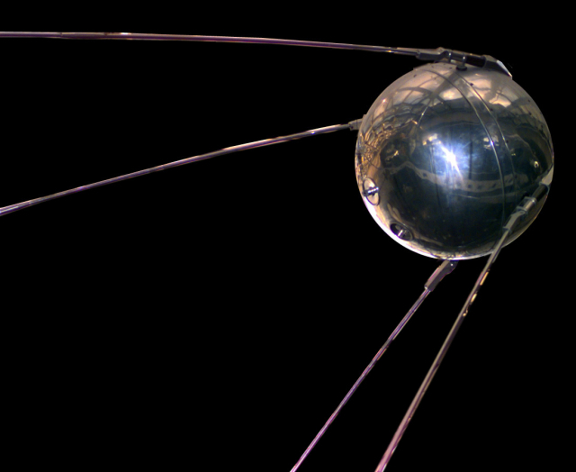 미국 스미소니언 국립항공우주박물관에 전시된 세계 최초 인공위성 스푸트니크 1호의 복제품의 모습/ 사진출처=위키미디어