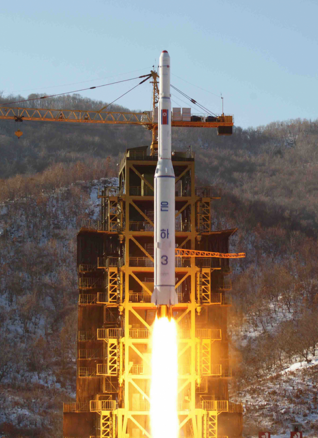 광명성3호 위성을 탑재한 채 발사 중인 북한 은하-3호 로켓/사진출처=군비통제협회