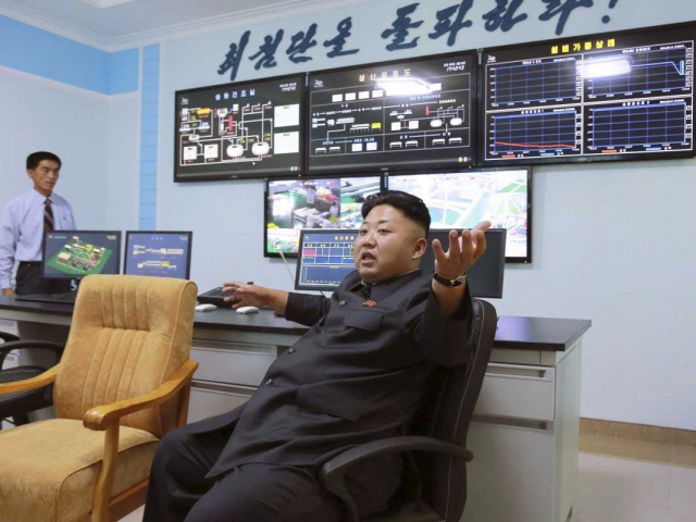 김정은 북한 국무위원장이 핵시설을 방문해 현장지도를 하는 모습. 벽면에 '최첨단을 돌파하라'는 문구가 적혀있다. 북한은 핵 뿐 아니라 사이버전 등 비대칭군사역량도 강화하고 있다. /조선중앙통신