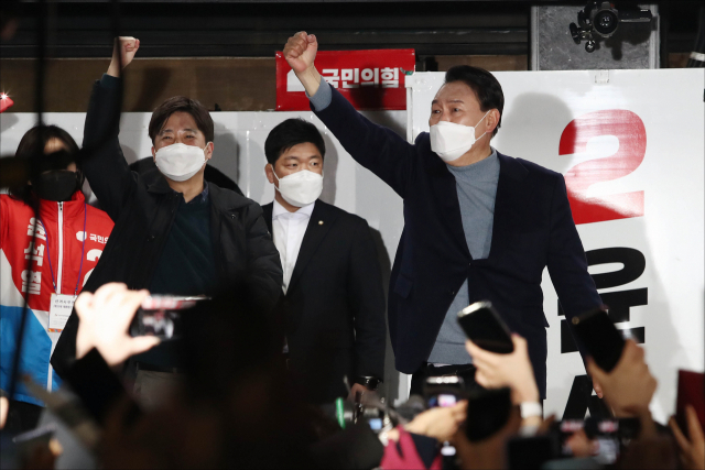 윤석열 국민의힘 대선 후보가 5일 오후 서울 노원역 교차로 유세 현장에서 지지를 호소하고 있다./연합뉴스