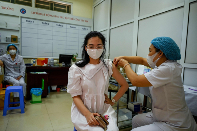 코로나 4차 유행 속 백신 맞는 베트남 하노이 주민들. /AFP 연합뉴스