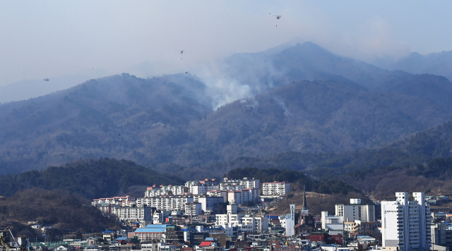 6일 강원 동해시 일대에서 헬기들이 쉴 새 없이 물을 담수해 나르며 시내까지 접근한 산불 진화에 총력을 기울이고 있다. 산불은 전날 강원 강릉시 옥계면에서 한 60대 남성이 주민들이 자신을 무시한다며 저지른 방화로 시작돼 동해시까지 확산됐다. 동해=오승현 기자