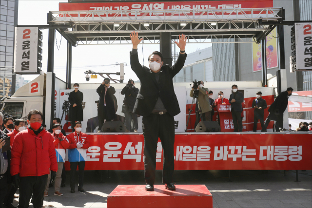 국민의힘 윤석열 대선 후보가 6일 오후 경기 의정부시 행복로 이성계 동상 앞에서 열린 유세에서 인사하고 있다./연합뉴스