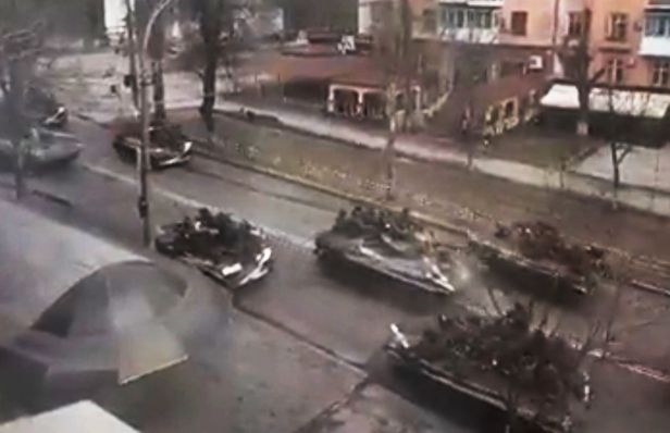 러시아군이 2일(현지시간) 우크라이나 남부 요충지 헤르손을 장악하고 광장과 도로에서 장갑차와 탱크로 무력시위를 보이고 있다/트위터