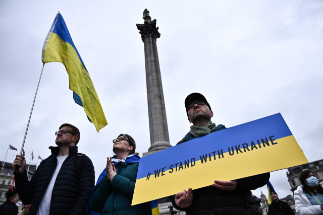 헤르손에서 대규모 시위대가 우크라이나 국기를 흔들며 러시아군과 대면했다./AFP=연합뉴스