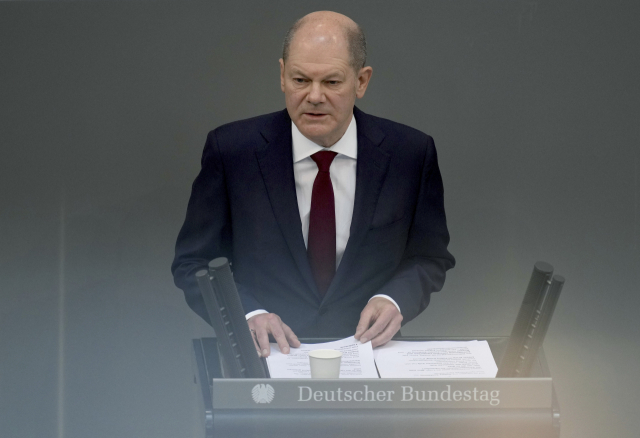 올라프 숄츠 독일 총리가 27일(현지시간) 베를린에서 열린 연방의회 본회의에 출석해 연설하고 있다. /AP연합뉴스