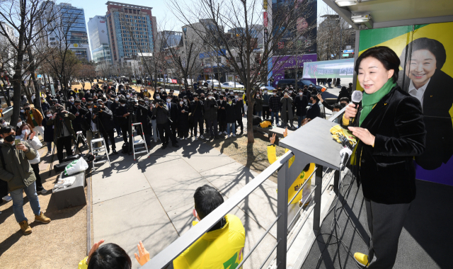 심상정 정의당 대선 후보가 6일 오후 서울 마포구 연남동 연트럴파크에서 열린 2030 프라이드 유세에서 지지를 호소하고 있다. 국회사진기자단