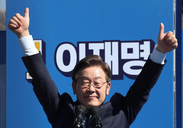 이재명 더불어민주당 대선 후보가 6일 오후 서울 도봉구 도봉산 입구에서 열린 유세에서 지지를 호소하며 두 팔을 올려 인사하고 있다./성형주 기자