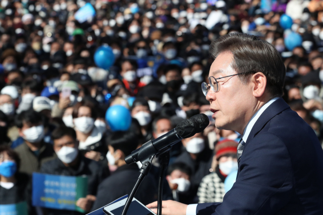 이재명 더불어민주당 대선 후보가 6일 서울 도봉구 도봉산 입구에서 열린 유세에서 연설하고 있다. 성형주 기자