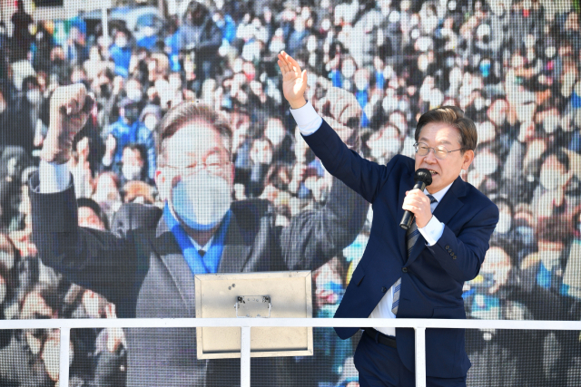 이재명 더불어민주당 대선 후보가 6일 서울 성북천 분수광장 앞에서 열린 유세에서 지지를 호소하고 있다. 성형주 기자