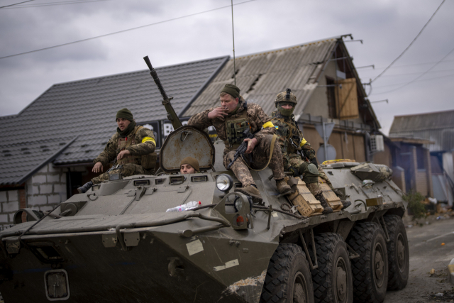 러시아의 우크라이나 침공 10일째인 5일(현지 시간) 우크라이나 군인들이 수도 키이우(키예프) 외곽에서 장갑차를 타고 이동하고 있다. AP연합뉴스