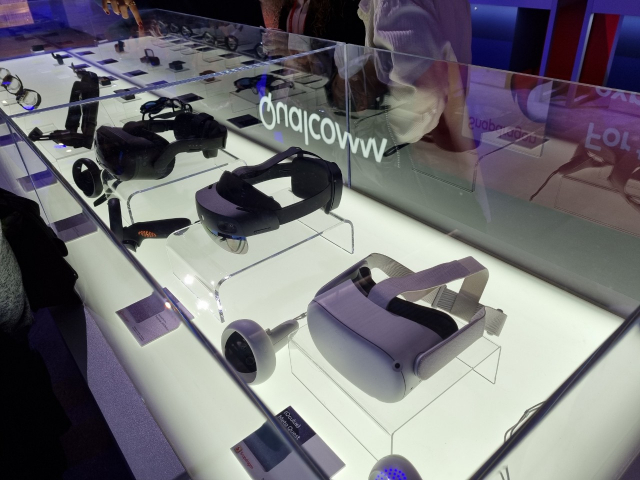 퀄컴은 MWC 2022에서 자사 칩셋을 사용한 스마트폰 대신 AR·VR 기기를 대거 전시했다. 바르셀로나=윤민혁 기자