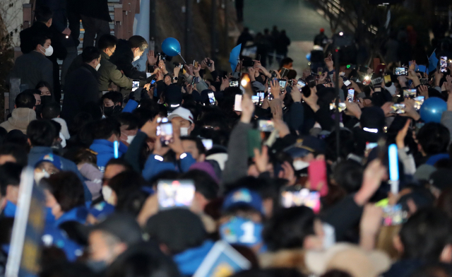 이재명 더불어민주당 대선 후보가 6일 서울 관악구 신림역 도림천 수변무대에서 열린 유세에서 지지자들의 손을 잡아주고 있다. /성형주 기자