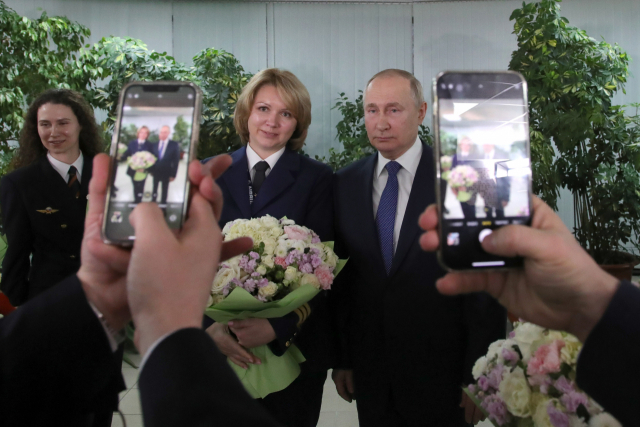 푸틴 대통령은 승무원들과 따로 개인 기념사진을 찍기도 했다./TASS=연합뉴스